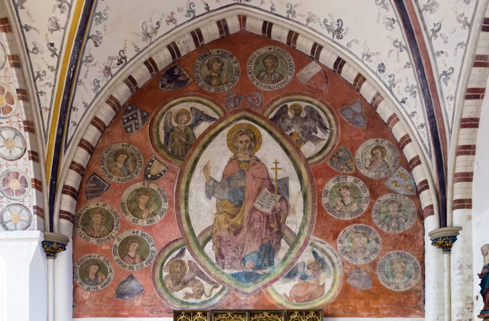 Holy Spirit Hospital, wall painting with Majestas Domini motif and medallions with the founders of the hospital