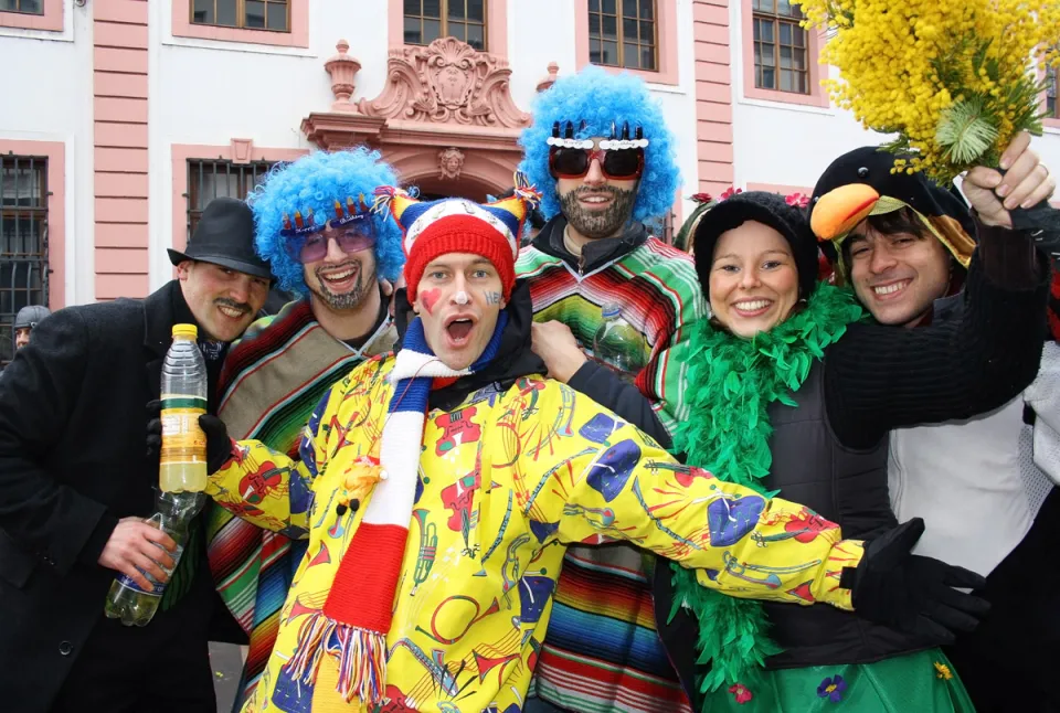 Costumed people at the Mainz Shrove Monday parade