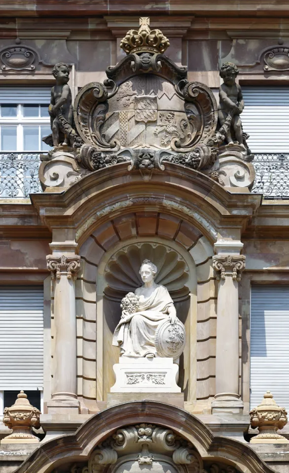 Town House, avant-corps detail