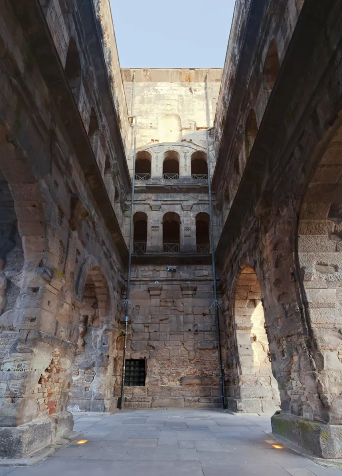 Porta Nigra, interior