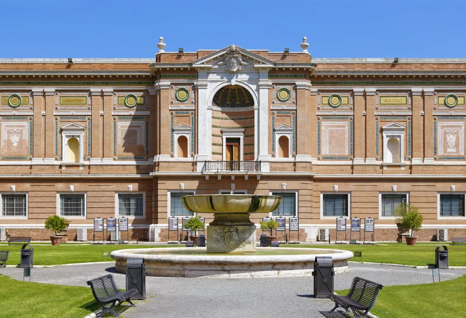 Vatican Museums, Vatican Pinacotheca, central avant-corps