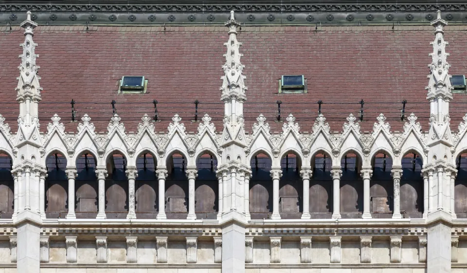 Hungarian Parliament Building, dwarf gallery and spirelets