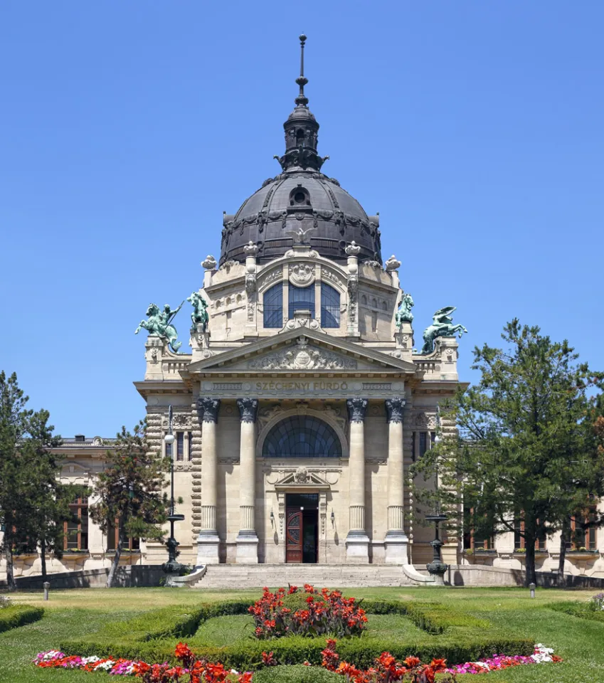 Széchenyi Thermal Bath, central structure with main entrace
