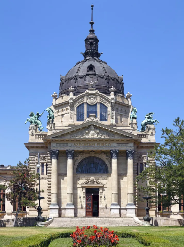 Széchenyi Thermal Bath, central structure with main entrace