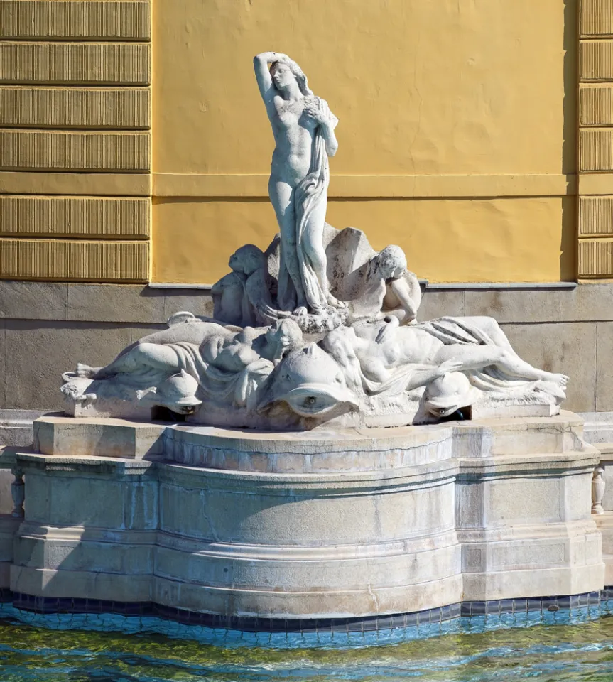 Széchenyi Thermal Bath, sculpture next to the swimming pool
