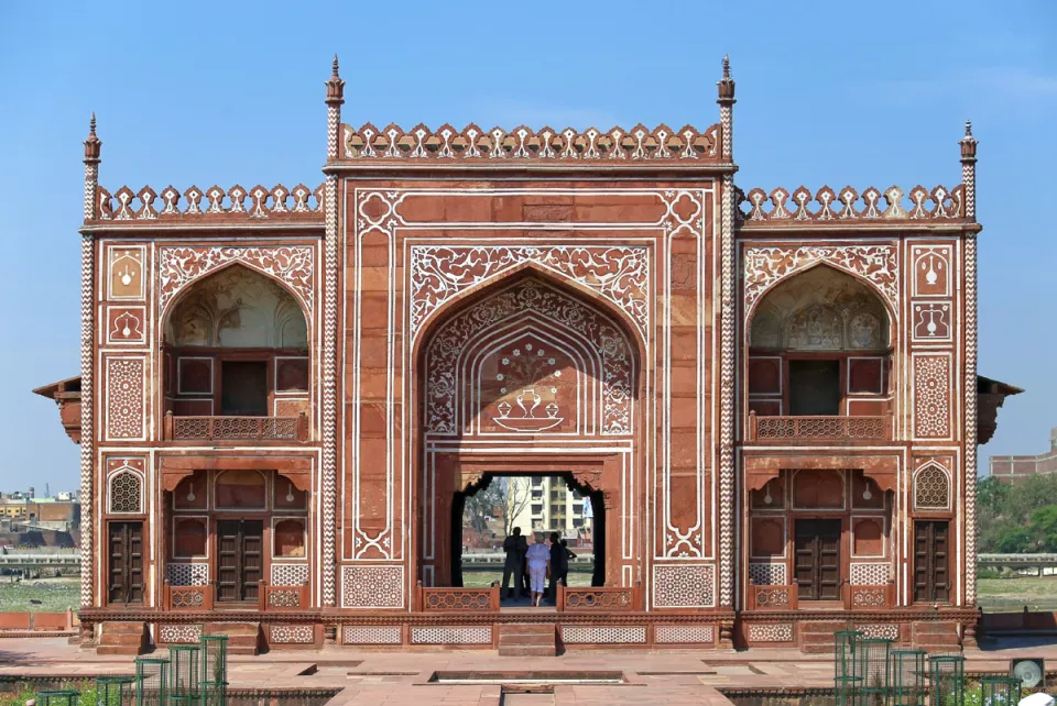 Itimad-ud-Daulah Tomb, Drum House (naqqar khana), east elevation