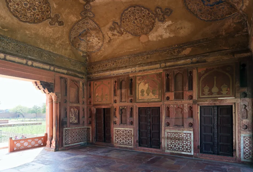 Itimad-ud-Daulah Tomb, Drum House (naqqar khana), interior