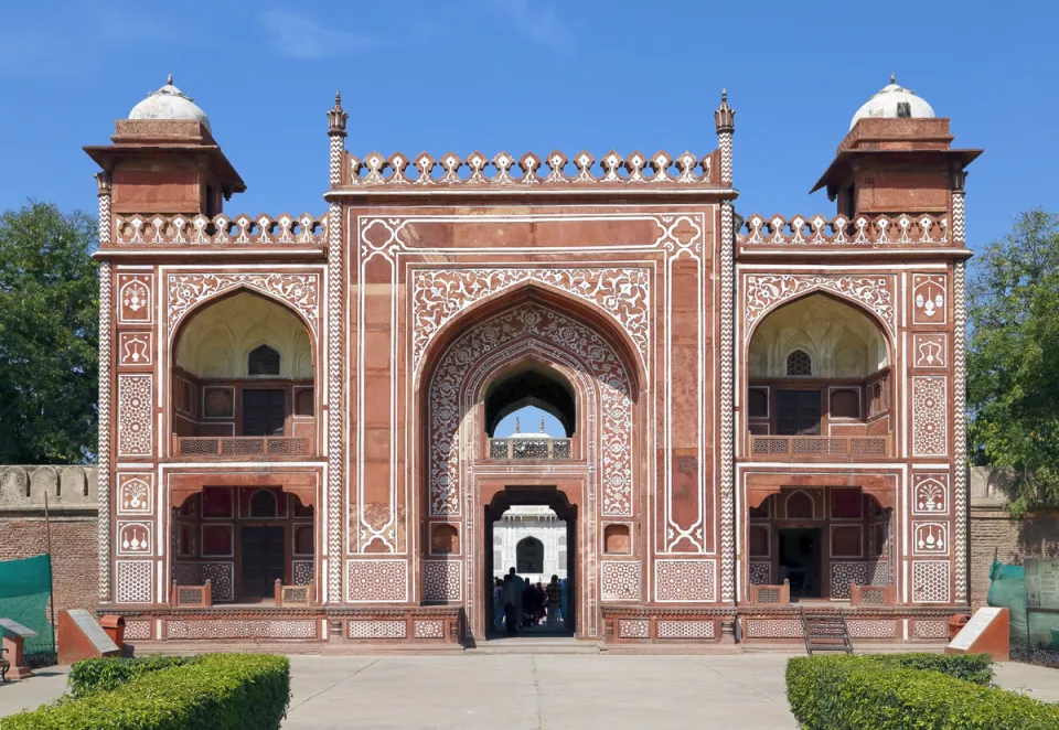 Itimad-ud-Daulah Tomb, gate building, east elevation