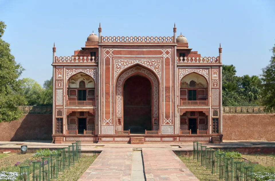 Itimad-ud-Daulah Tomb, northern pavilion