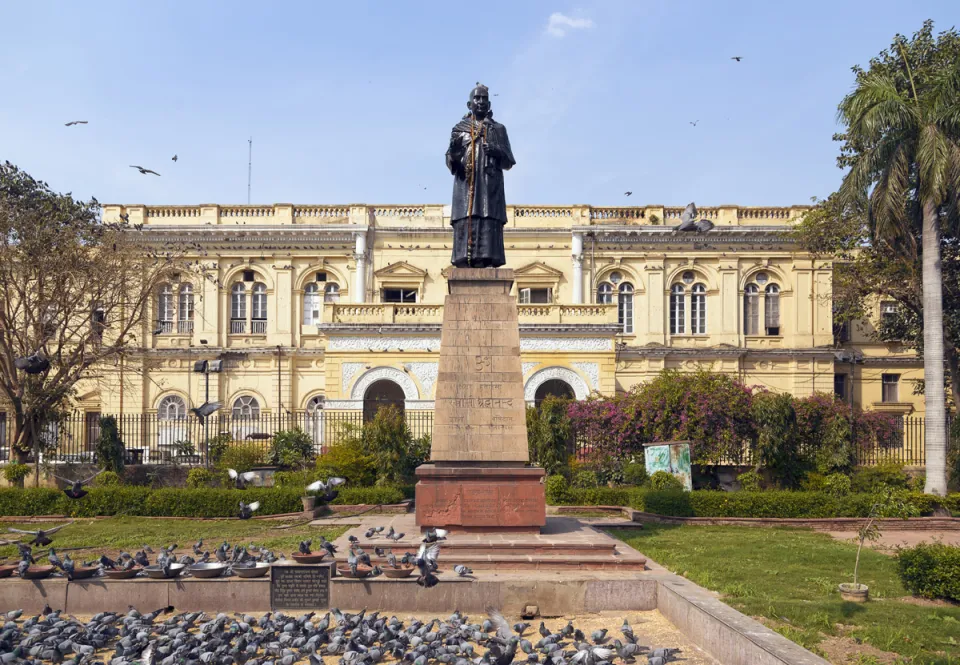 Delhi Town Hall, with statue of Samy Shradhanand in front