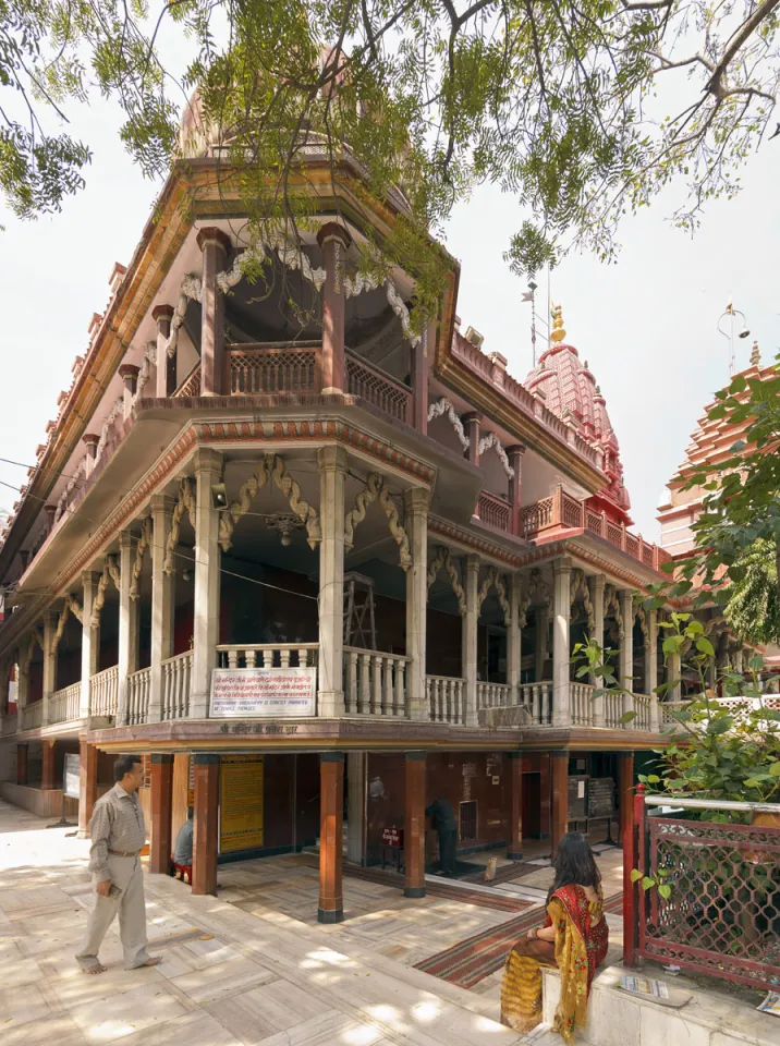 Sri Digambar Jain Lal Mandir, colonnaded veranda