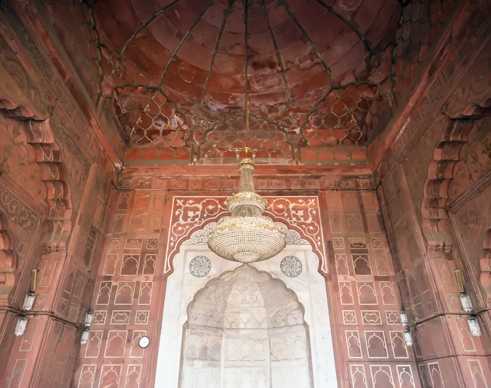 Jama Masjid of Delhi, Prayer Hall, central hall with candelabra, qibla wall and mihrab