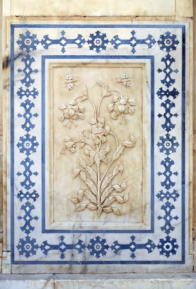 Amber Fort, Jai Mandir, flower relief and marble inlay work of a column