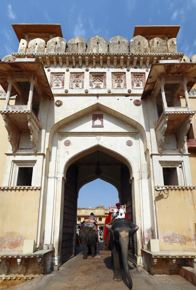 Amber Fort, Jalebi Chowk, Sun Gate (Suraj Pol), outside