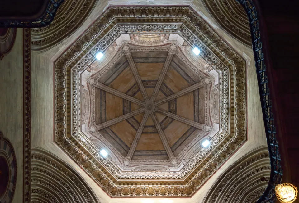 Chhatrapati Shivaji Terminus (Victoria Terminus), cupola