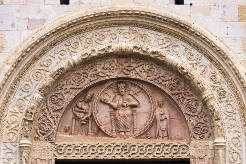 Cathedral of Saint Rufinus, lunette of the main portal