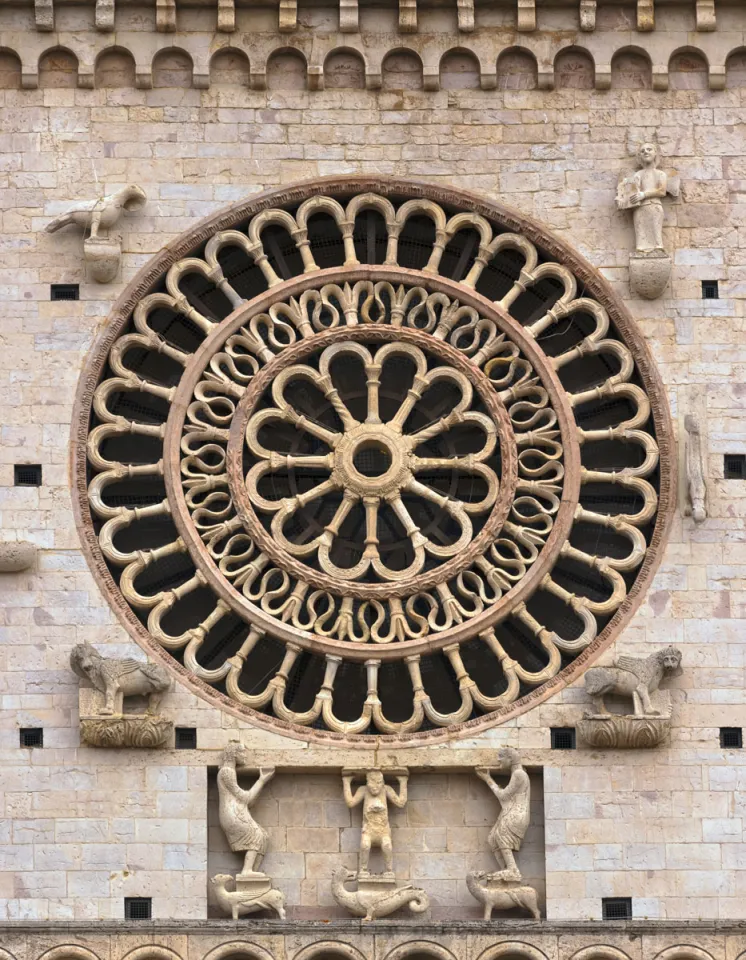 Cathedral of Saint Rufinus, central rose window