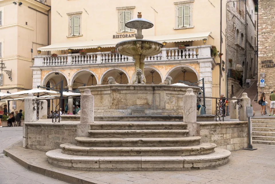 Fountain of the Three Lions, south elevation
