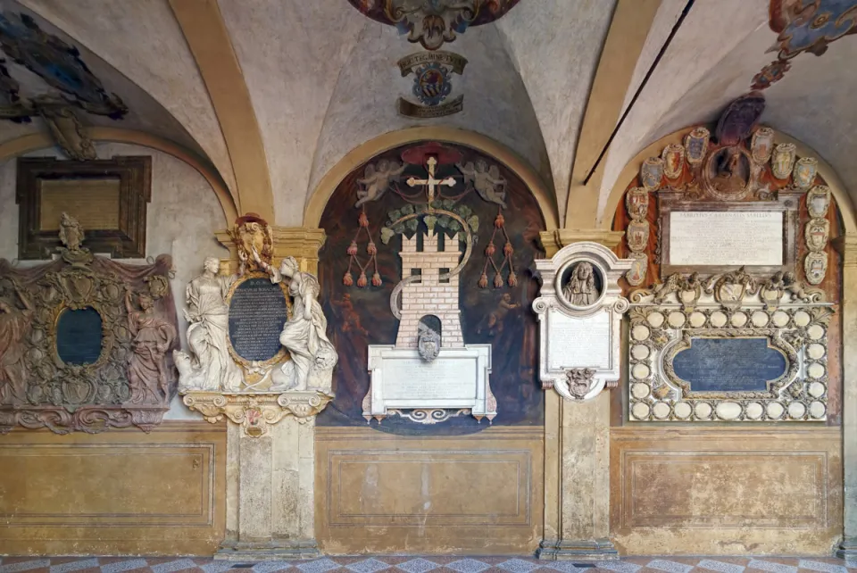 Archiginnasio Palace, coat of arms reliefs of the first floor arcades