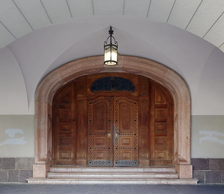 Bolzano City Hall, door