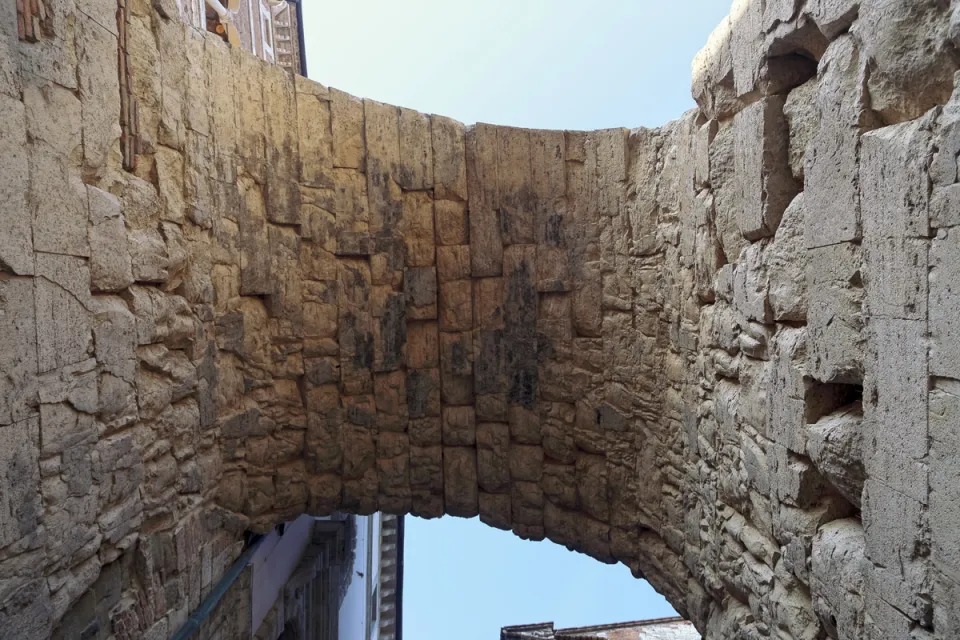 Etruscan Arch, arched soffit