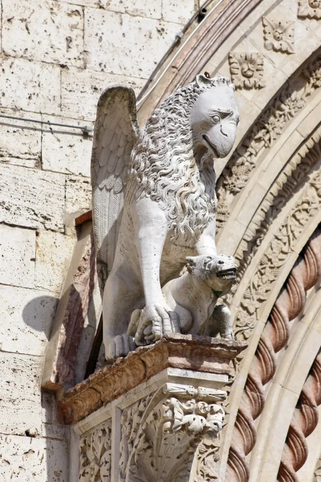 Palace of the Priors, Portale Maggiore, griffin sculpture