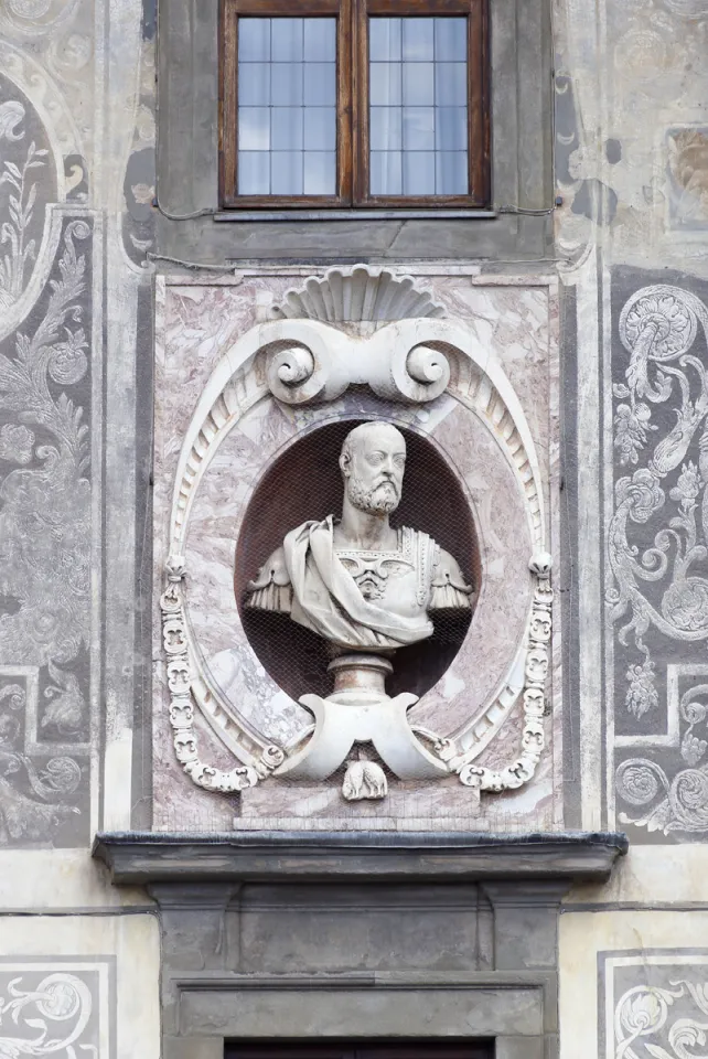 Carovana Palace, facade detail with bust of Cosimo I