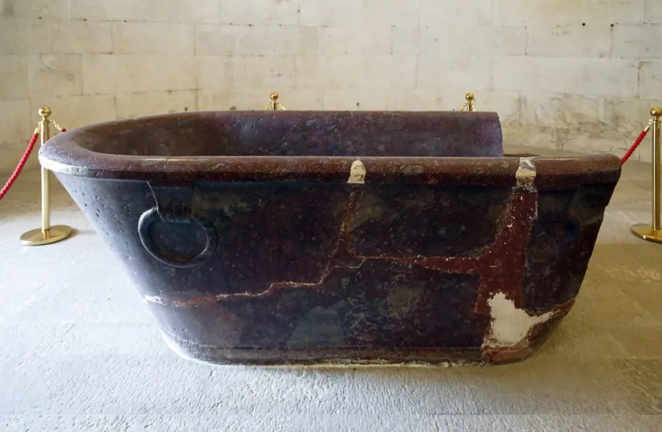 Mausoleum of Theodoric, porphyry tub, rear side