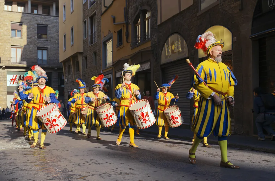 Parade of the historic Florentine football teams heading to Piazza della Signoria before Scoppio del Carro