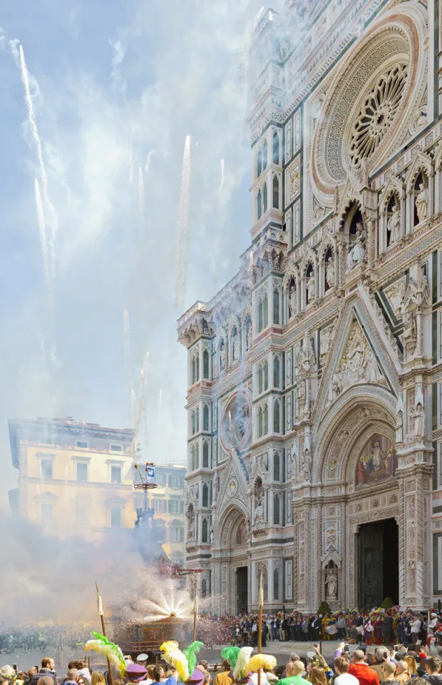 Scoppio del carro, fireworks fired from Brindellone cart in front of Florence Cathedral