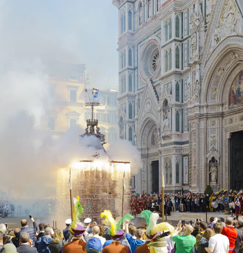 Scoppio del carro, pyrotechnics on the Brindellone cart in front of Florence Cathedral