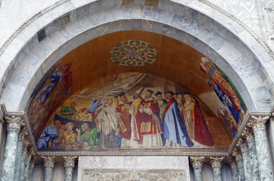 St. Mark's Basilica, lunette mosaic 'Saint Mark's body is welcomed in Venice'