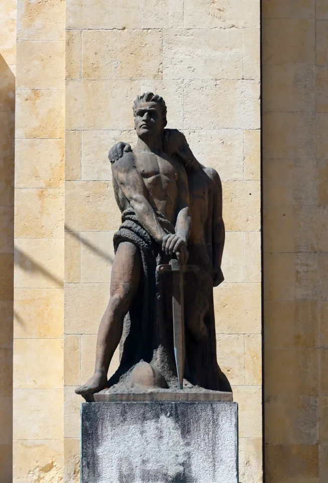 Palazzo dei Mutilati, statue