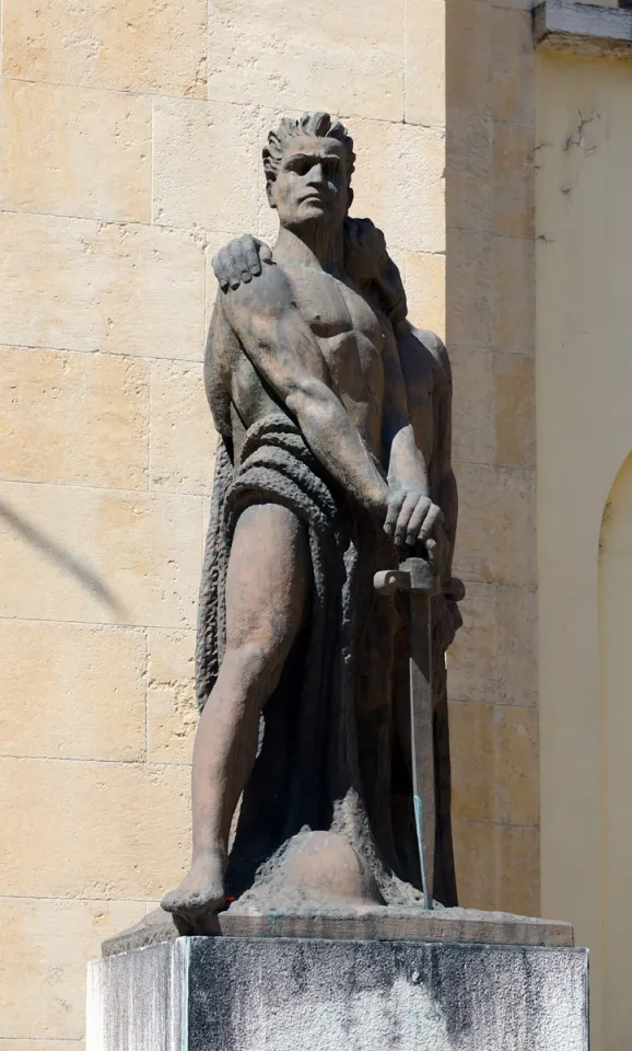 Palazzo dei Mutilati, statue