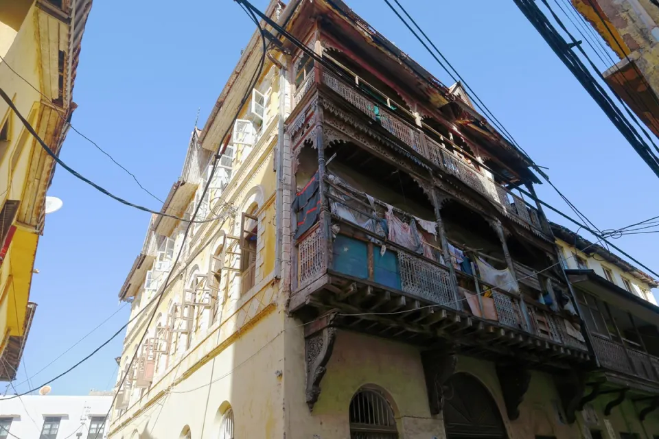 Lookmanji Curio Shop, facade