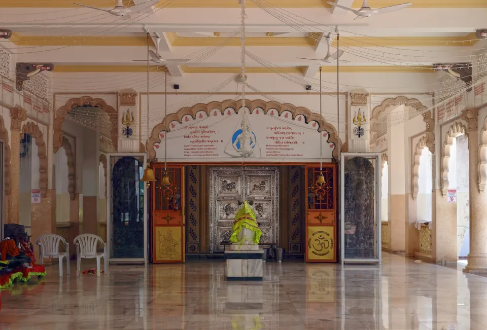 Shree Hindu Union of Mombasa Complex, Lord Shiva Temple, mandapa