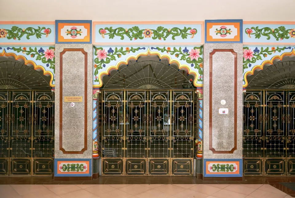 Shri Cutch Satsang Swaminarayan Temple, arcades with grill gates