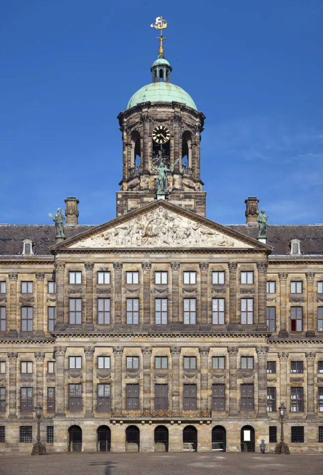 Palace on the Dam, avant-corps