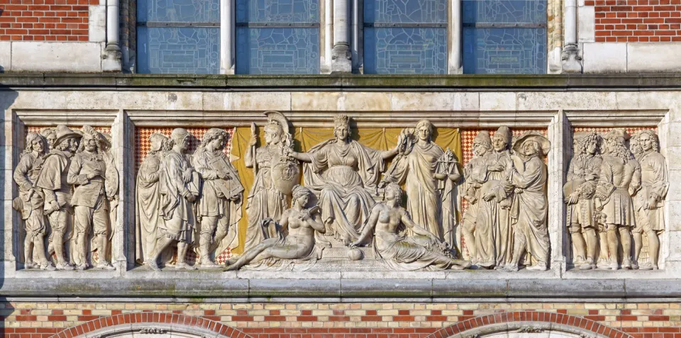 Rijksmuseum, central relief of the northeastern facade