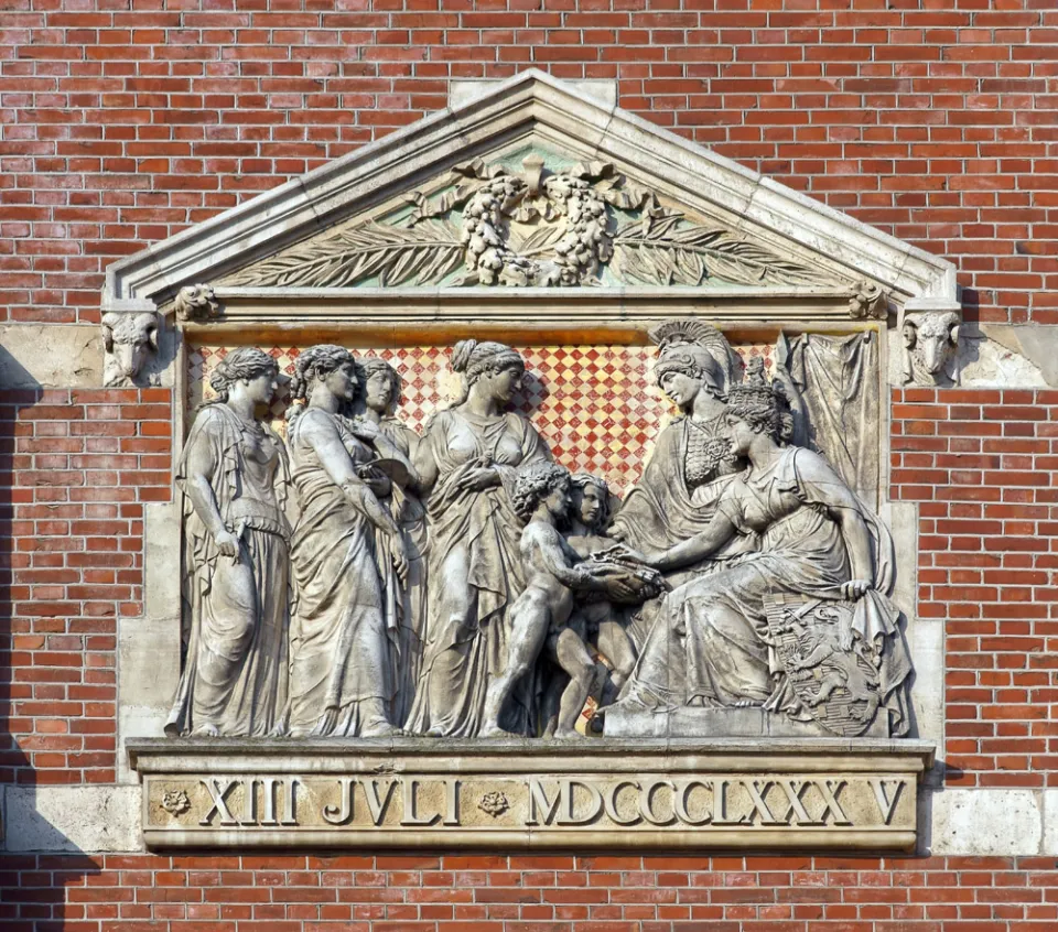 Rijksmuseum, relief of the northeastern facade