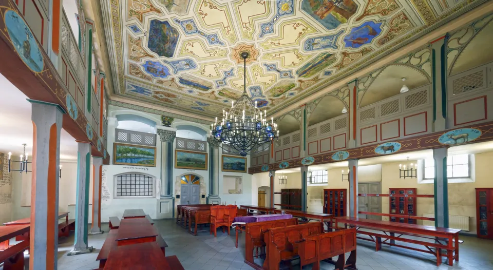 Kupa Synagogue, interior