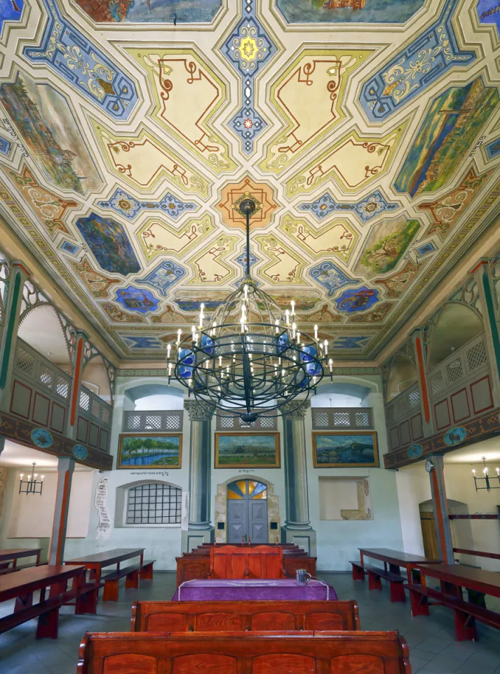 Kupa Synagogue, interior