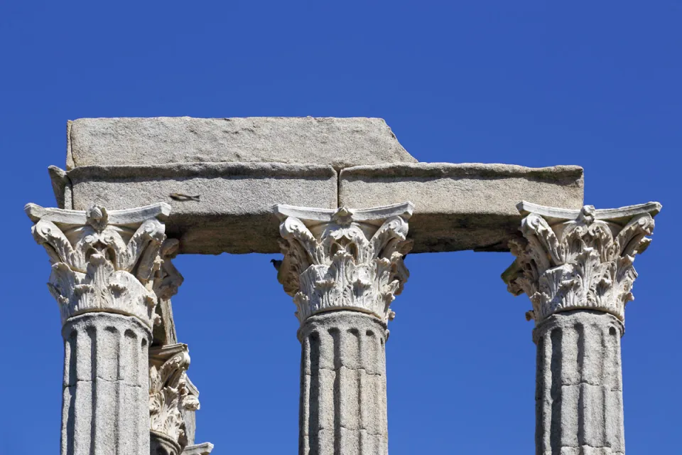 Roman Temple of Évora, columns with capitals and architraves