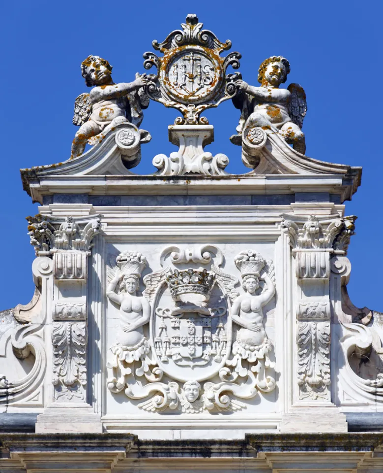 University of Évora, College of the Holy Spirit, Cloister of the General Studies, pediment detail