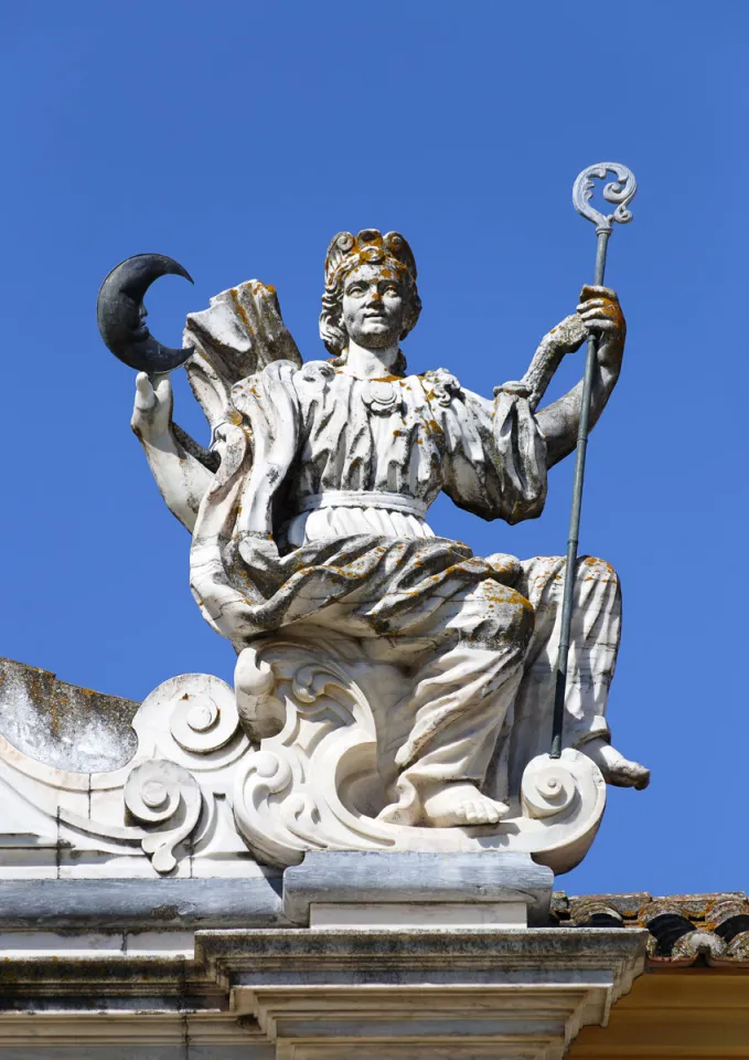 University of Évora, College of the Holy Spirit, Cloister of the General Studies, right statue of the pediment