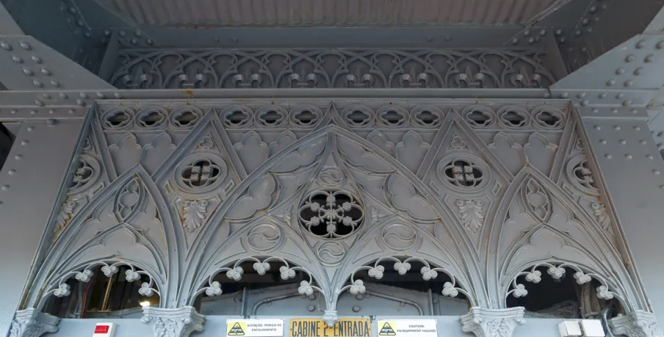 Santa Justa Elevator, ornaments above the elevator door