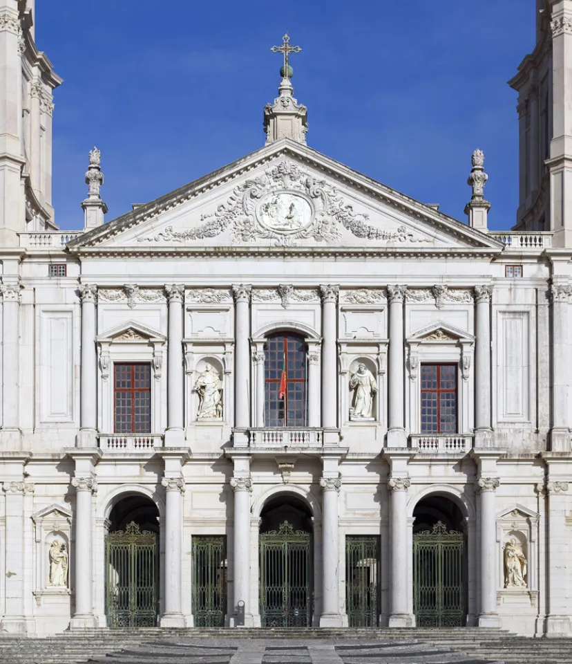 Royal Building of Mafra, Basilica, portico