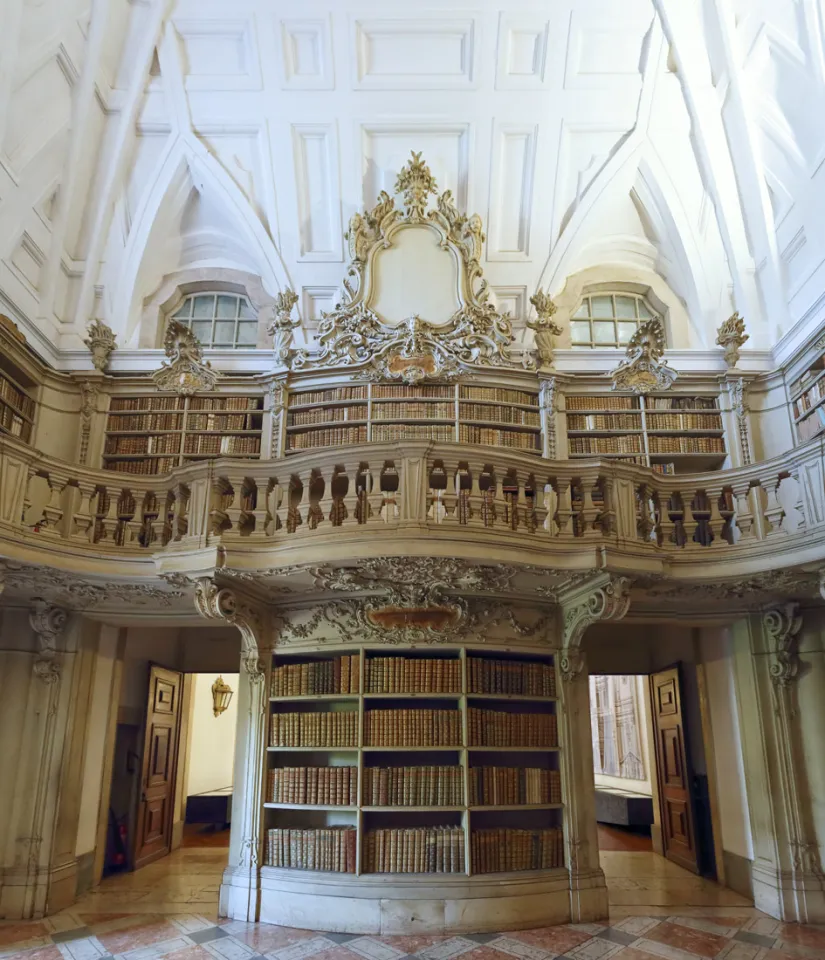 Royal Building of Mafra, Library, southern entrance