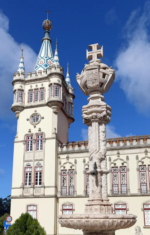 Fountain of the Council Chambers, with Town Hall in the background