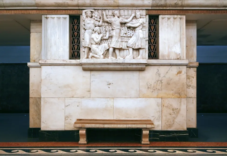 Moscow Metro, Elektrozavodskaya Station, pier with relief